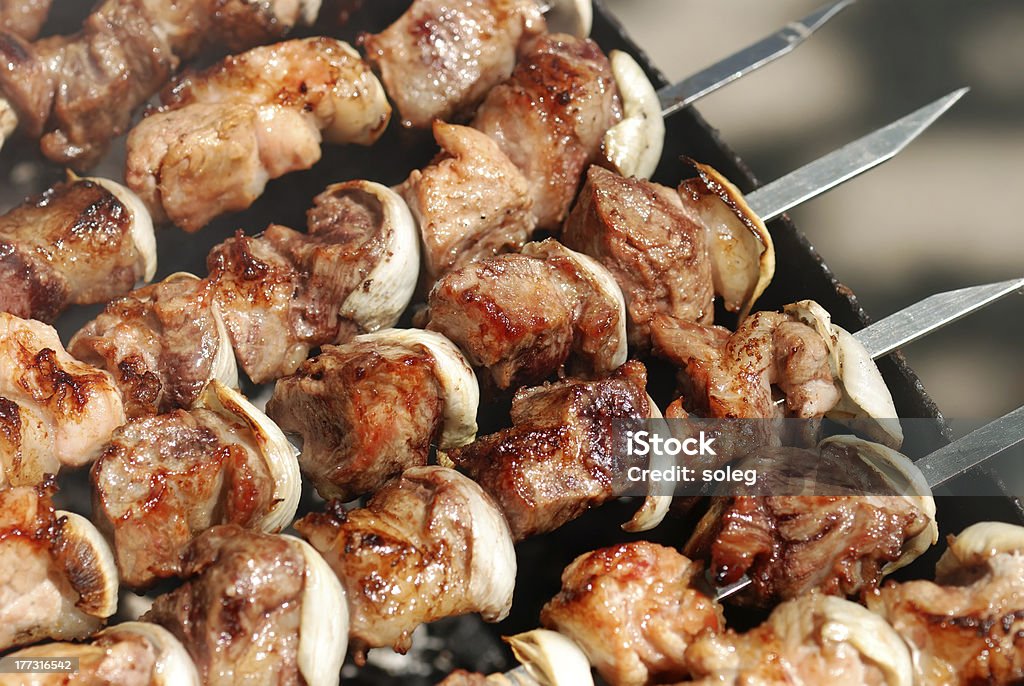 Porciones de carne se prepara de fuego - Foto de stock de Alimento libre de derechos