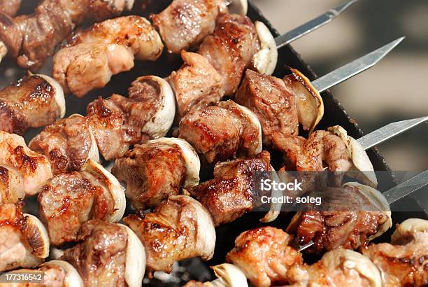 Porciones De Carne Se Prepara De Fuego Foto de stock y más banco de imágenes de Alimento - Alimento, Barbacoa - Comida, Bistec