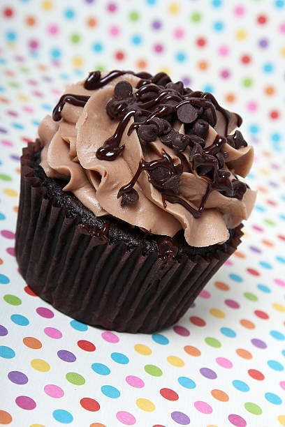schokolade cupcake - cupcake chocolate pink polka dot stock-fotos und bilder
