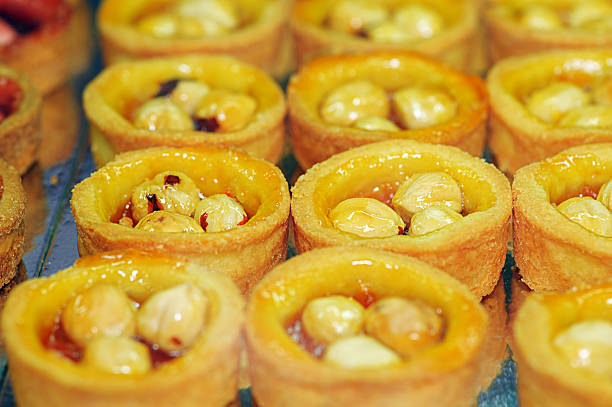 tartlets con la avellana - food bread groceries basket fotografías e imágenes de stock