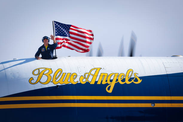 ブルーエンジェルウェーブ - marine corps air station miramar airshow san diego california marines ストックフォトと画像