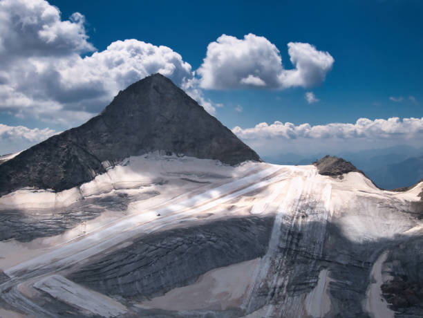 View on the Hintertux glacier on a summer day View on the Hintertux glacier on a summer day,mountains, rocks, blue sky, clouds.  Zillertal alps/Zillertaler alpen, Austria. zillertaler alps stock pictures, royalty-free photos & images