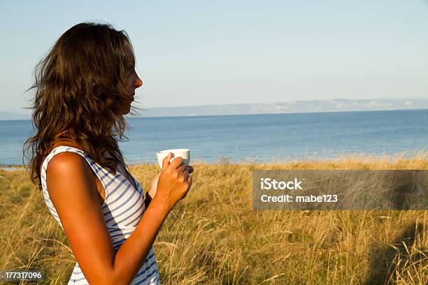 Kaffee In Der Natur Stockfoto und mehr Bilder von Frauen - Frauen, Meer, Tee - Warmes Getränk