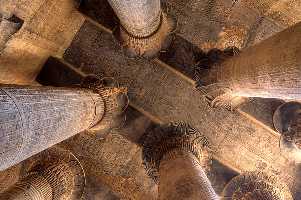 die herrlichen säulen chnum tempel, ägypten - esna stock-fotos und bilder