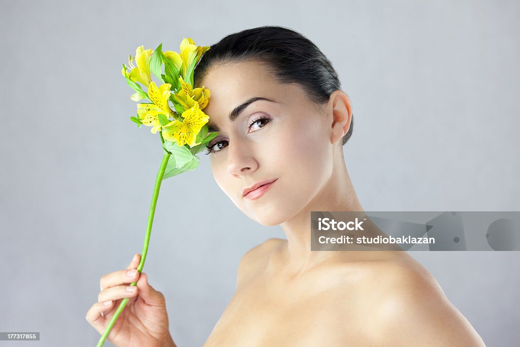 Rosto de uma mulher bonita com flor - Foto de stock de Adulto royalty-free