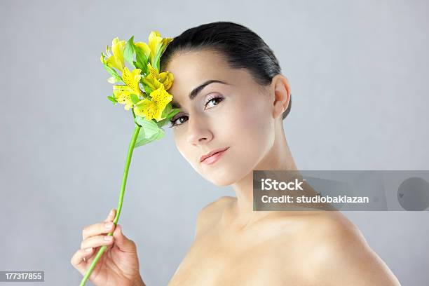 Rosto De Uma Mulher Bonita Com Flor - Fotografias de stock e mais imagens de Adulto - Adulto, Amarelo, Beleza