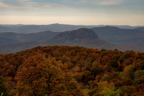 秋の色はガラスの岩を見て囲む - looking glass rock ストックフォトと画像