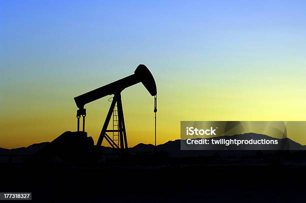 Olej Pumper O Zachodzie Słońca - zdjęcia stockowe i więcej obrazów Łupki bitumiczne - Łupki bitumiczne, Pompa olejowa, Stan Teksas