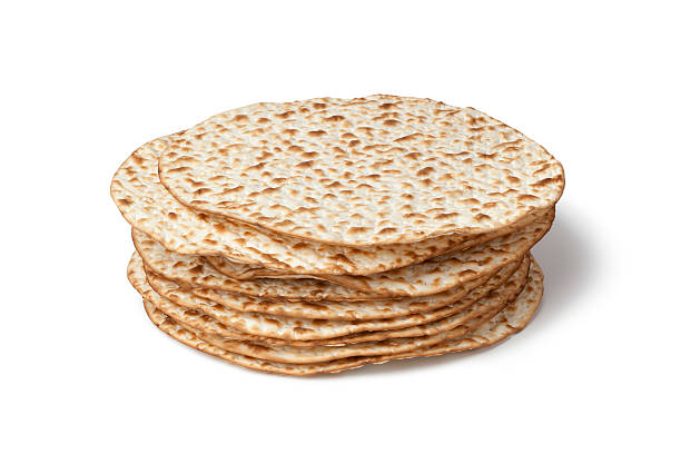 świeże sterty matzah - matzo passover cracker judaism zdjęcia i obrazy z banku zdjęć