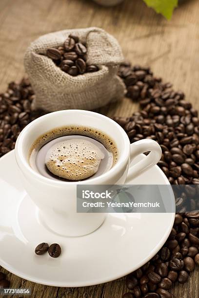 小規模なコーヒーのカップにブラウンの背景で豆 - お茶の時間のストックフォトや画像を多数ご用意 - お茶の時間, インスタントコーヒー, インド文化