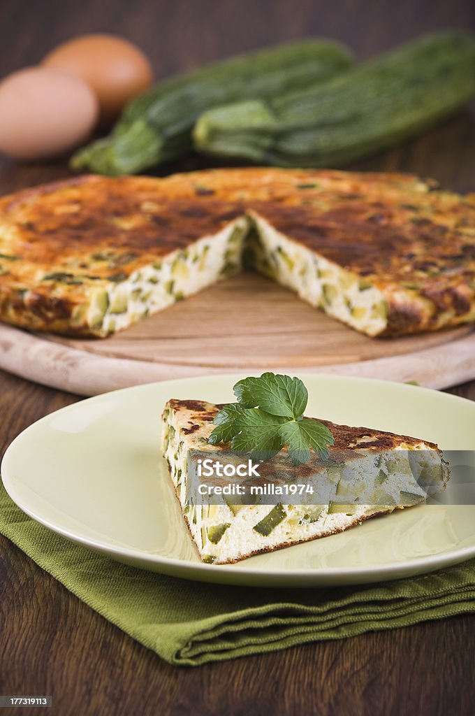 Italiano omelette con zucchine. - Foto stock royalty-free di Alimentazione sana