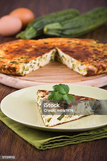 Italiano Omelette Con Zucchine - Fotografie stock e altre immagini di Alimentazione sana - Alimentazione sana, Cibi e bevande, Cibo