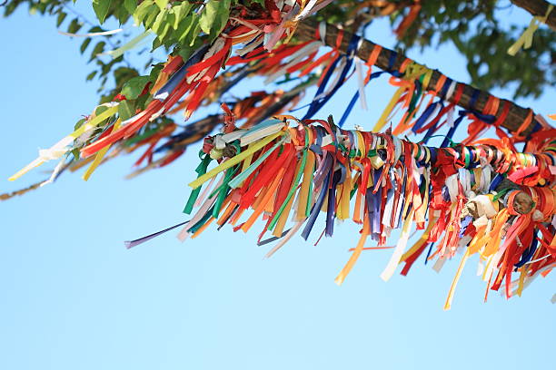 Arbre décoré de bandes de couleur - Photo