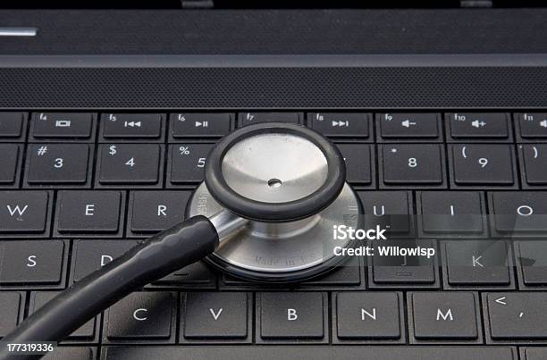 Stethoskop Auf Der Laptoptastatur Stockfoto und mehr Bilder von Antiviren-Software - Antiviren-Software, Arzt, Ausrüstung und Geräte