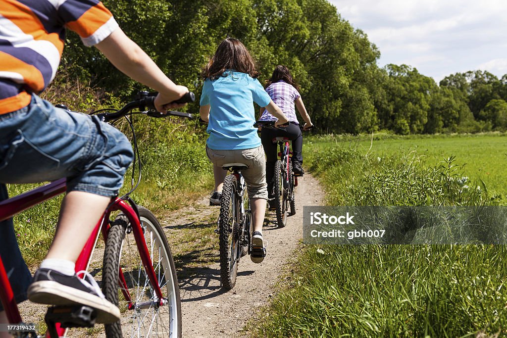 Família, andar de bicicleta em paisagem rural - Foto de stock de 12-13 Anos royalty-free