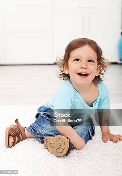 可愛らしい子供の笑顔の床 - 1人のストックフォトや画像を多数ご用意 - 1人, コンセプト, バイタリティ