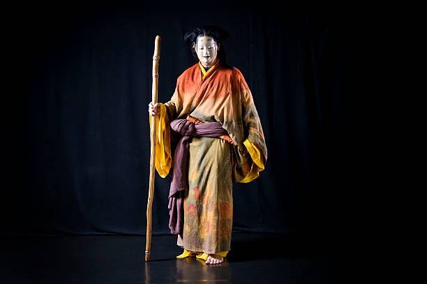 attore indossa kimono e maschera noh - kabuki foto e immagini stock