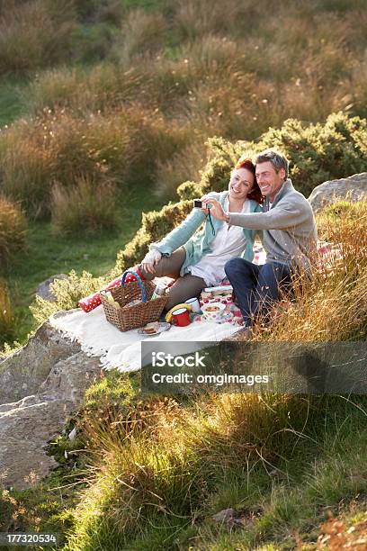 Paar Auf Landpicknick Stockfoto und mehr Bilder von Aktivitäten und Sport - Aktivitäten und Sport, Anhöhe, Bewegung