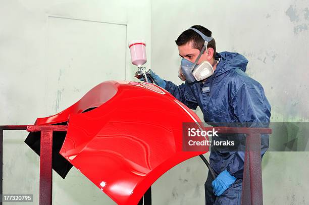 Trabajador De Pintura Roja Panel Foto de stock y más banco de imágenes de Abrigo - Abrigo, Adulto, Carrocería