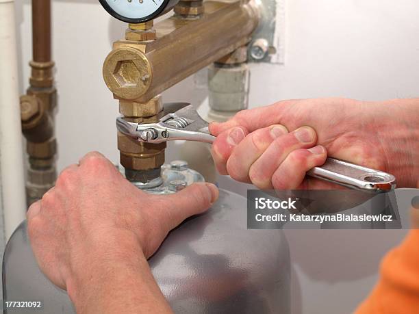 Foto de Válvula De Prender e mais fotos de stock de Consertar - Consertar, Fornalha, Avac