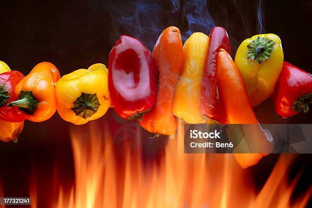 레드 옐로우 오렌지 페퍼스 걸쳐 영업중 화재 고기에 대한 스톡 사진 및 기타 이미지 - 고기, 고추류, 구이