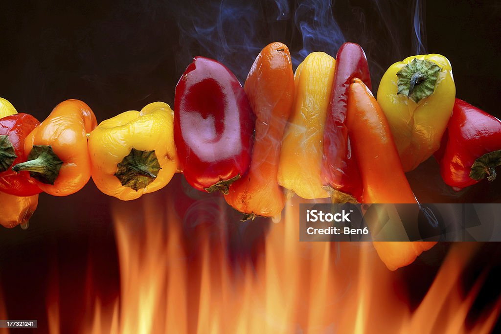 Pimentões vermelho e amarelo e laranja sobre um fogo aberto - Foto de stock de Almoço royalty-free