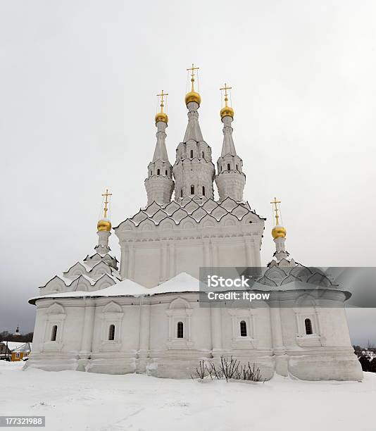 Chiesa Di Icona Ofthe Virgin Hodegetria Vyazma Russia - Fotografie stock e altre immagini di Albero