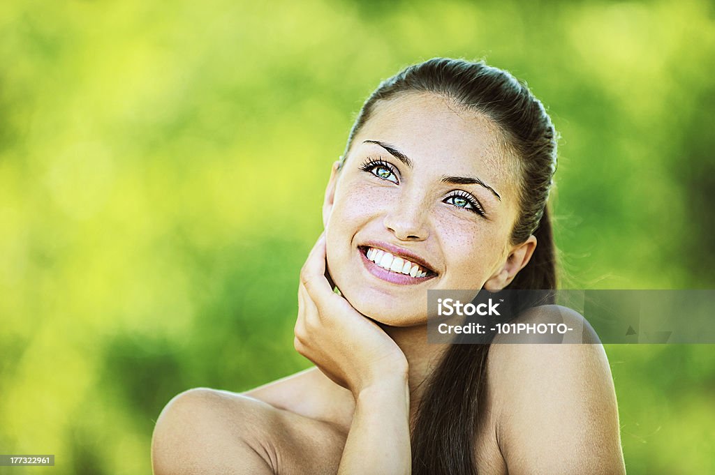 Mulher com bare ombros ri e olha para cima - Foto de stock de Adulto royalty-free