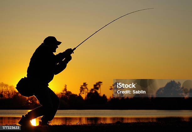 Pesce Pescatore Vs - Fotografie stock e altre immagini di Canna da pesca - Canna da pesca, Piegato - Descrizione generale, Inarcare la schiena