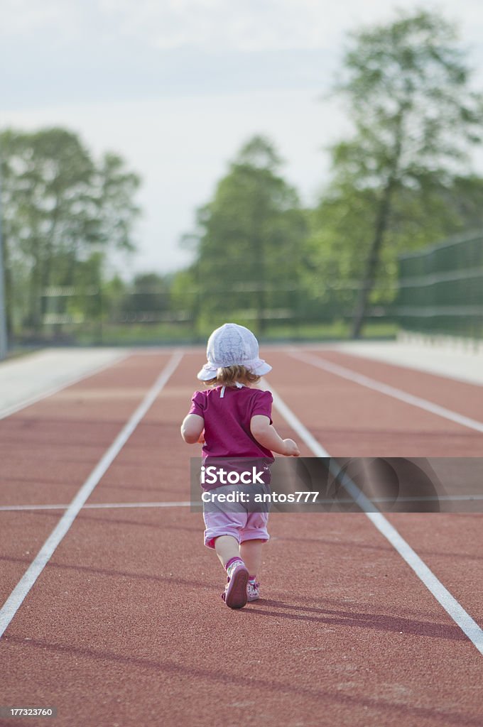 Kleines Mädchen auf dem Laufband - Lizenzfrei Rennen - Sport Stock-Foto