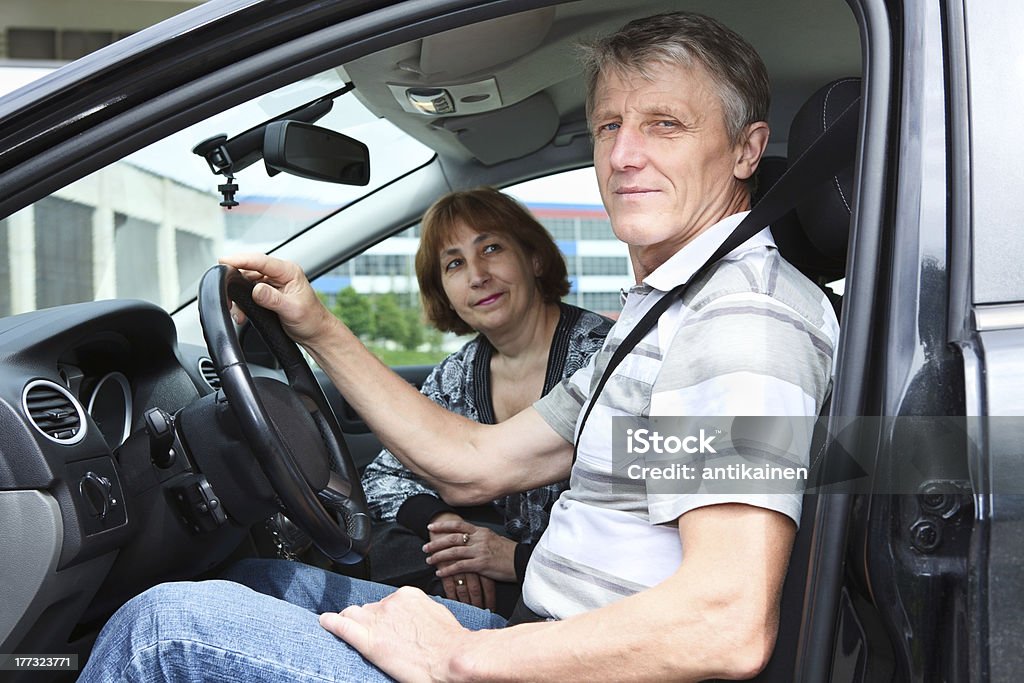 Caucasiana sênior Homem e mulher sentada em veículo terrestre - Foto de stock de 50 Anos royalty-free