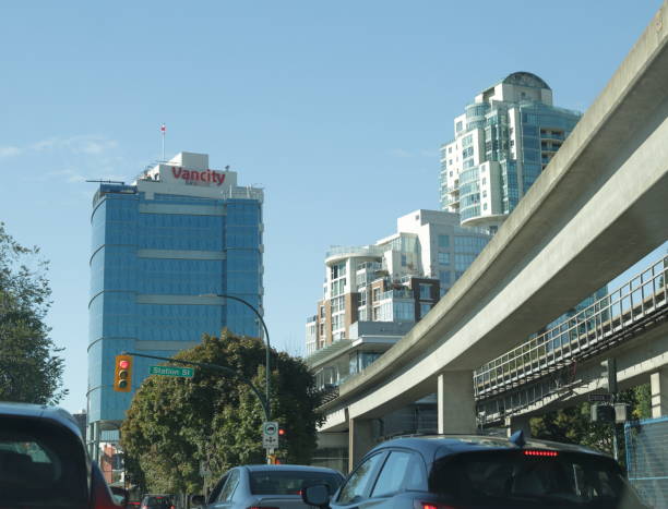 tráfico en vancouver cerca de la estación skytrain main street - canada urban scene stoplight clear sky fotografías e imágenes de stock