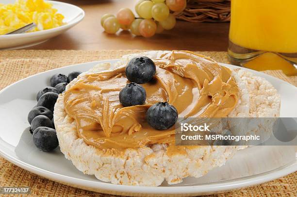 Masło Orzechowe I Borówek Amerykańskich Na Ciastka Ryżowe - zdjęcia stockowe i więcej obrazów Ciastko ryżowe