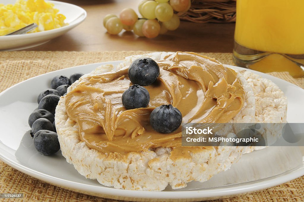 Сэндвич с арахисовым маслом и черники на Рисовые пирожные - Стоковые фото Рисовая оладья роялти-фри