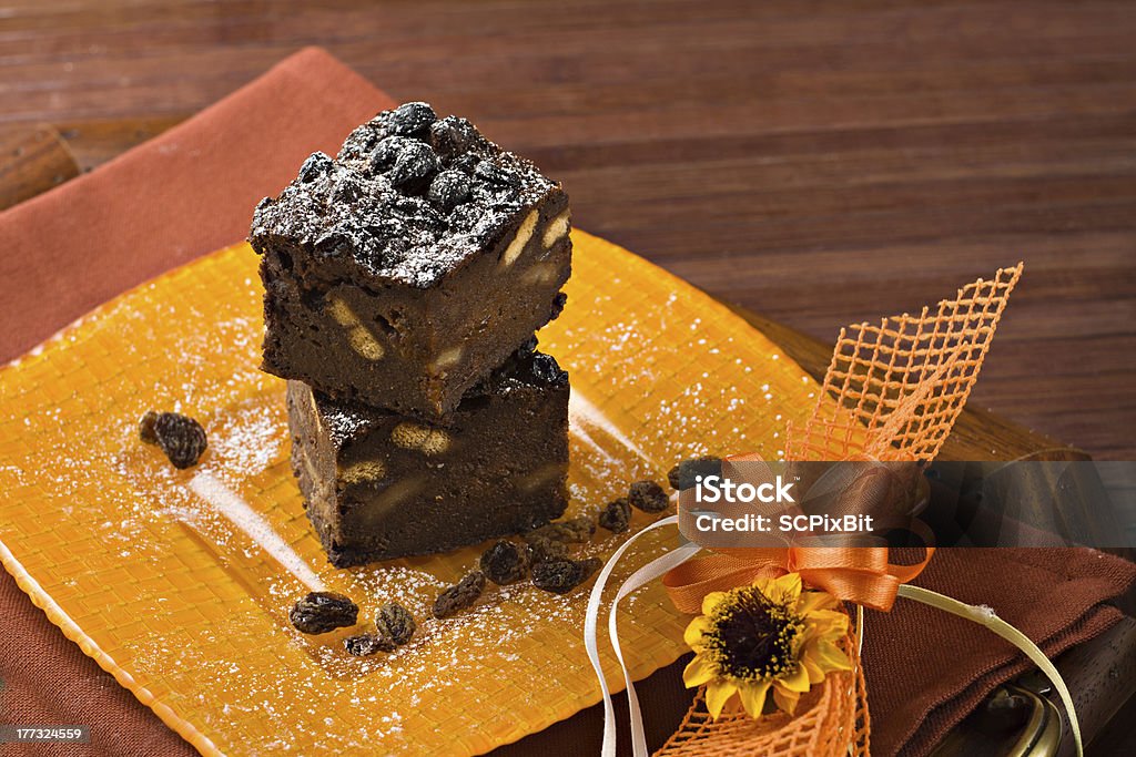 Gâteau avec du pain, de chocolat, de biscuits et sultanas - Photo de Aliment libre de droits
