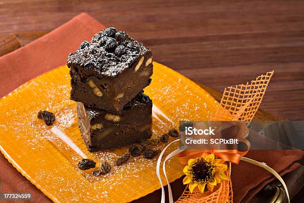 Photo libre de droit de Gâteau Avec Du Pain De Chocolat De Biscuits Et Sultanas banque d'images et plus d'images libres de droit de Aliment