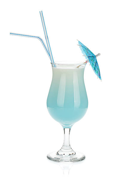 crema di cocco cocktail blu - drink umbrella umbrella parasol drink foto e immagini stock