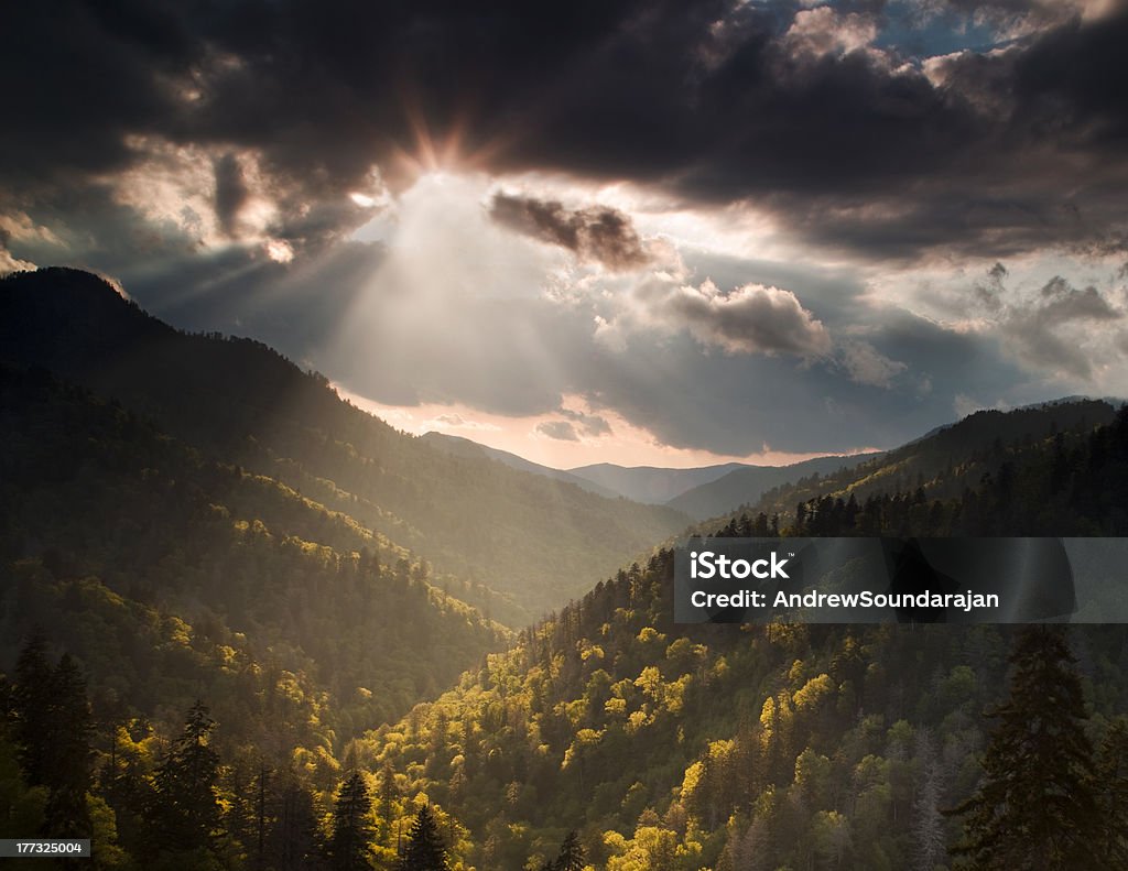 Rottura di sole in montagna - Foto stock royalty-free di Nube temporalesca