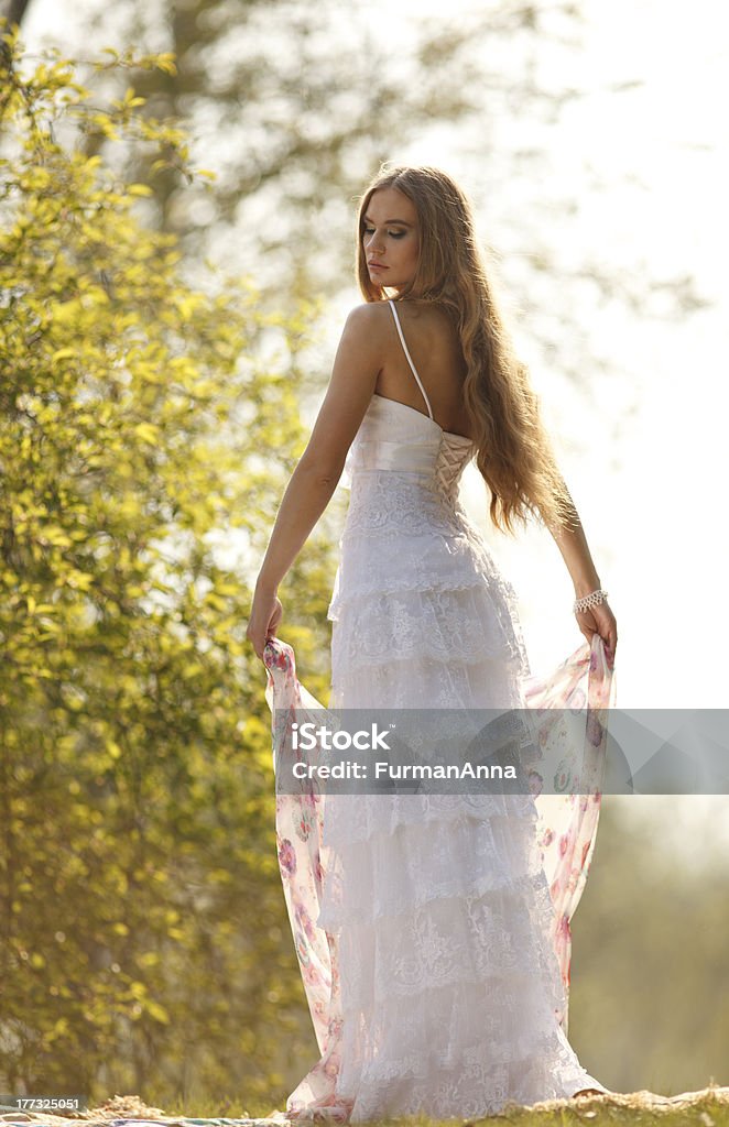 Невеста в стиле хиппи - Стоковые фото 20-24 года роялти-фри