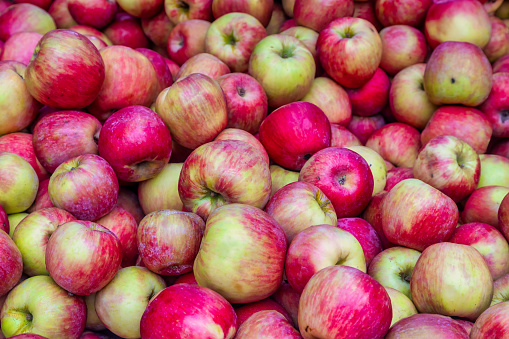 Women hand choosing apple at supermarket