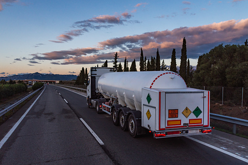 Tanker truck transporting refrigerated liquid oxygen, with ADR label for oxidizing product and not flammable.
