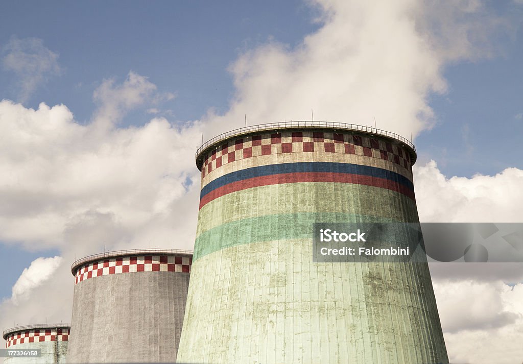 Estação elétrica três torres de resfriamento .Moscow, Rússia - Foto de stock de Alto - Descrição Geral royalty-free