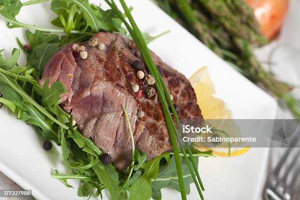 Roqueta De Ensalada De Carne De Res Foto de stock y más banco de imágenes de Alimento - Alimento, Bistec, Blanco - Color