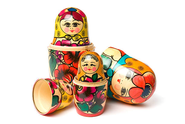 babushka o matryoshka muñecas rusas aislado sobre fondo blanco - russian nesting doll fotografías e imágenes de stock