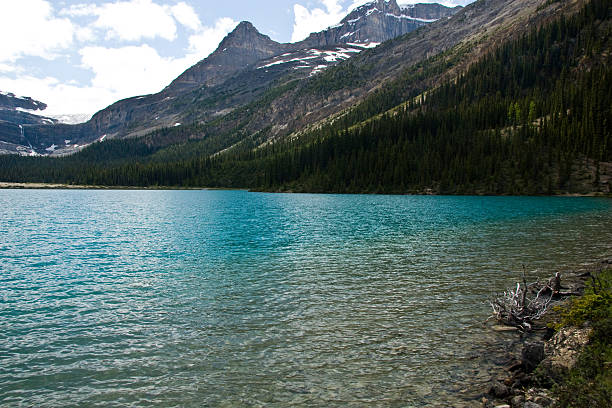 Lago e Montagne Rocciose - foto stock