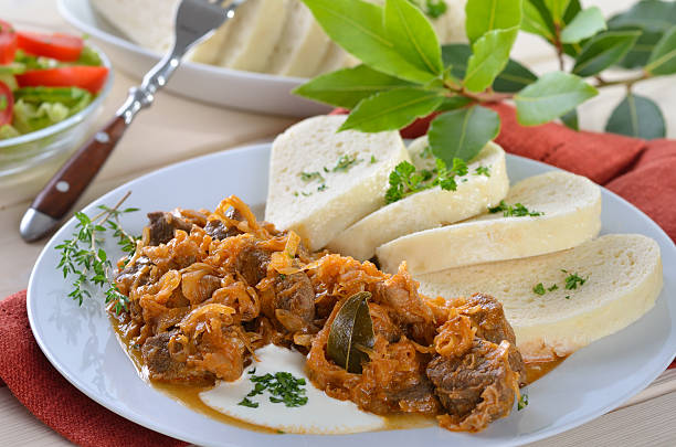 goulash húngaro - sauerkraut cabbage paprika salad imagens e fotografias de stock