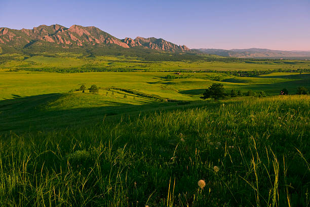 flatirons fora de boulder, colorado. - flatirons colorado boulder mountain range - fotografias e filmes do acervo