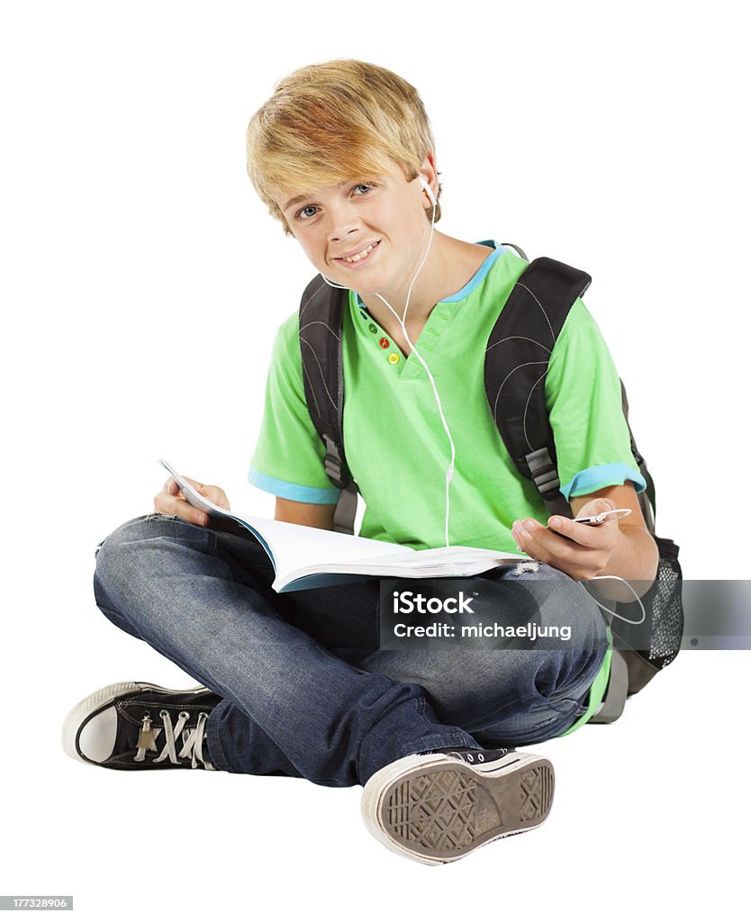 teen ragazzo seduto sul pavimento, leggendo il libro - Foto stock royalty-free di Leggere