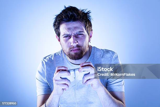 Concentrato Di Uomo Con Gamepad - Fotografie stock e altre immagini di 25-29 anni - 25-29 anni, Abbigliamento casual, Adulto