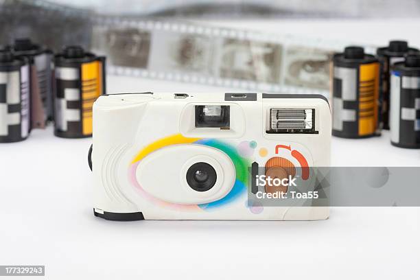 レトロな小型のフィルムカメラと映画カートリッジ - アナログのストックフォトや画像を多数ご用意 - アナログ, カセットテープ, カメラ